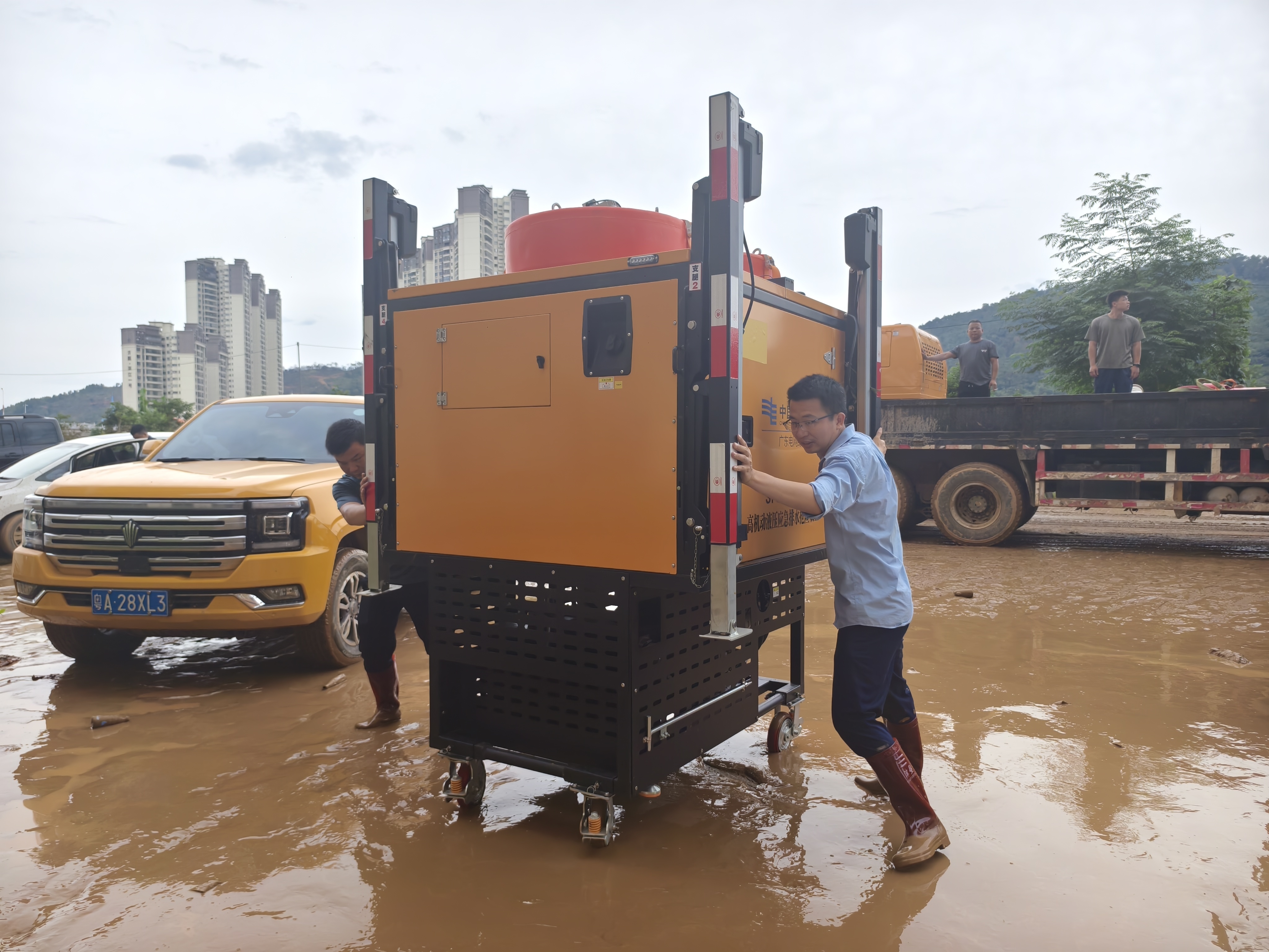 电亮灾区，心手相牵——海洋王赴怀集、桑植驰援抗洪保电战